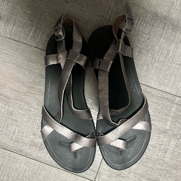OluKai WOMEN'S OLUKAI UPENA charcoal pewter Size 7 LIKE NEW - Picture 4 of 6